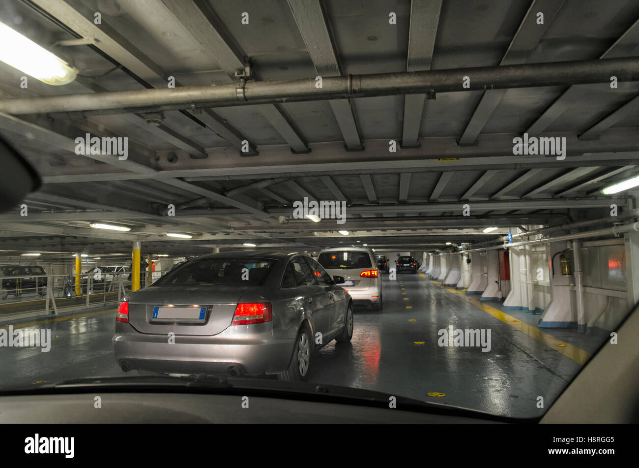 Traffico di automobili lo sbarco dal traghetto Foto Stock