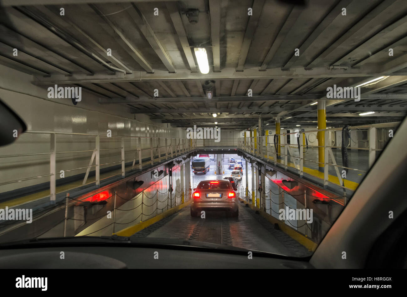 Coda di auto lo sbarco dal traghetto Foto Stock