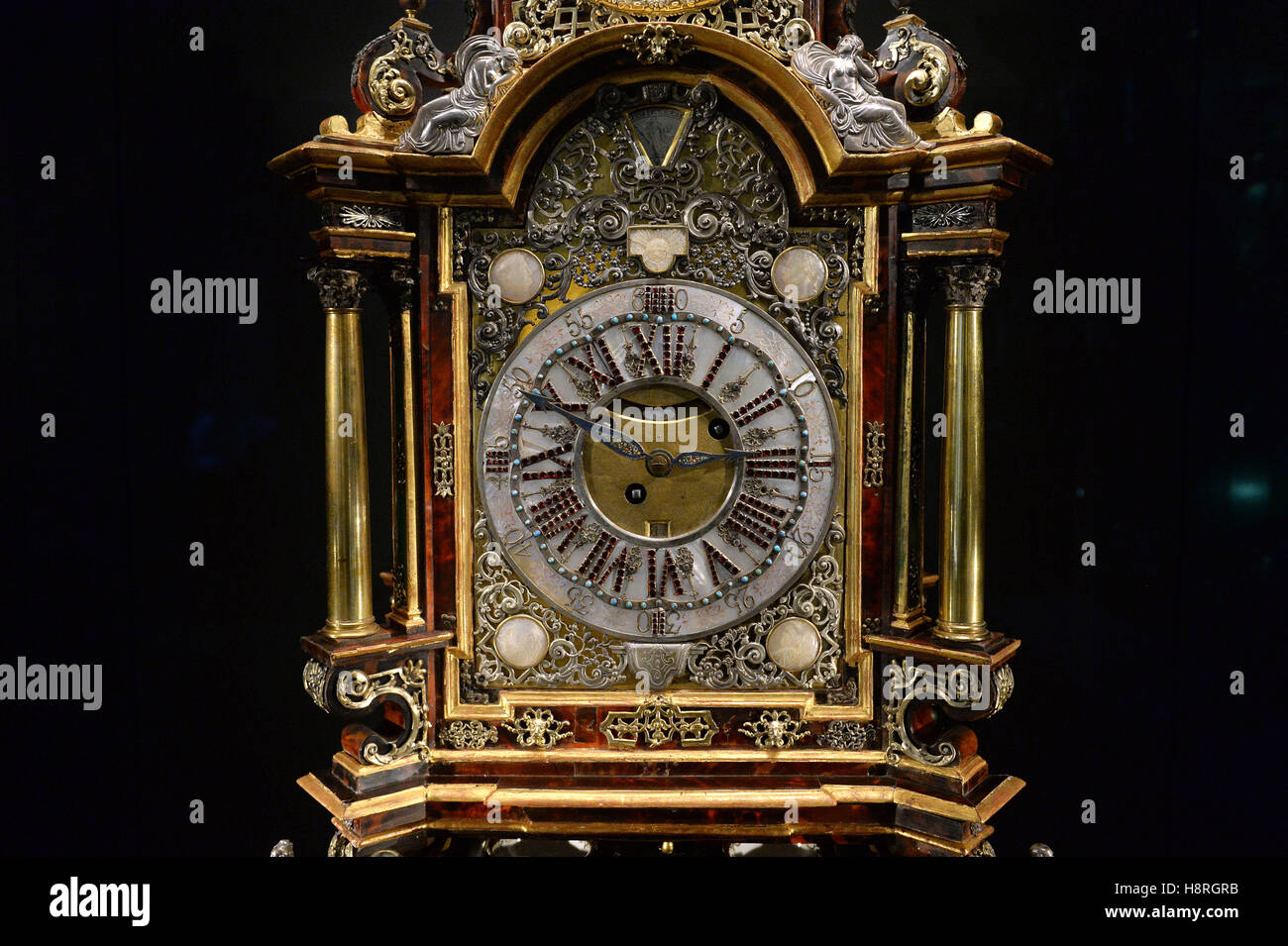 Dettaglio di un orologio da tavolo precedentemente di proprietà dell'ex primo ministro Archibald Primrose, esposto all'interno delle nuove Rosalinde e Arthur Gilbert Galleries del Victoria & Albert Museum a Londra. Foto Stock