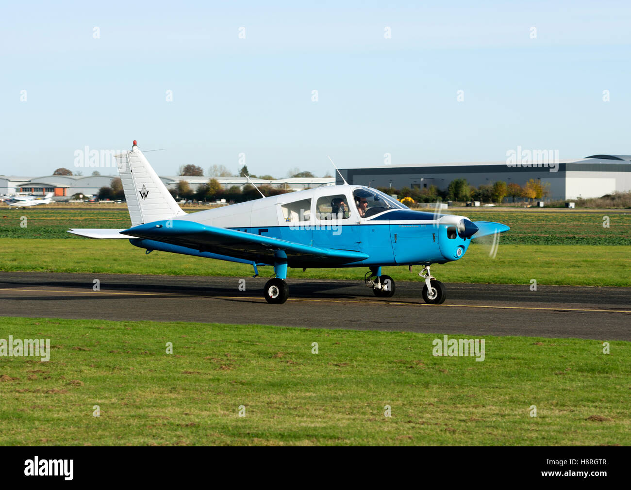 Piper PA28-140 Cherokee a Wellesbourne Airfield, Warwickshire, Regno Unito (G-AVLF) Foto Stock