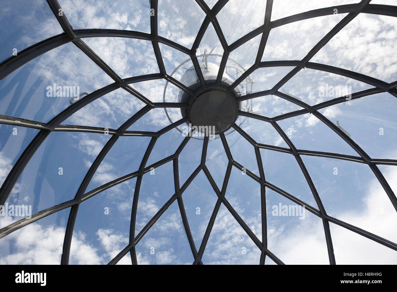 Faro metallico e cupola di vetro struttura dettaglio sotto il cielo blu. Formato orizzontale Foto Stock