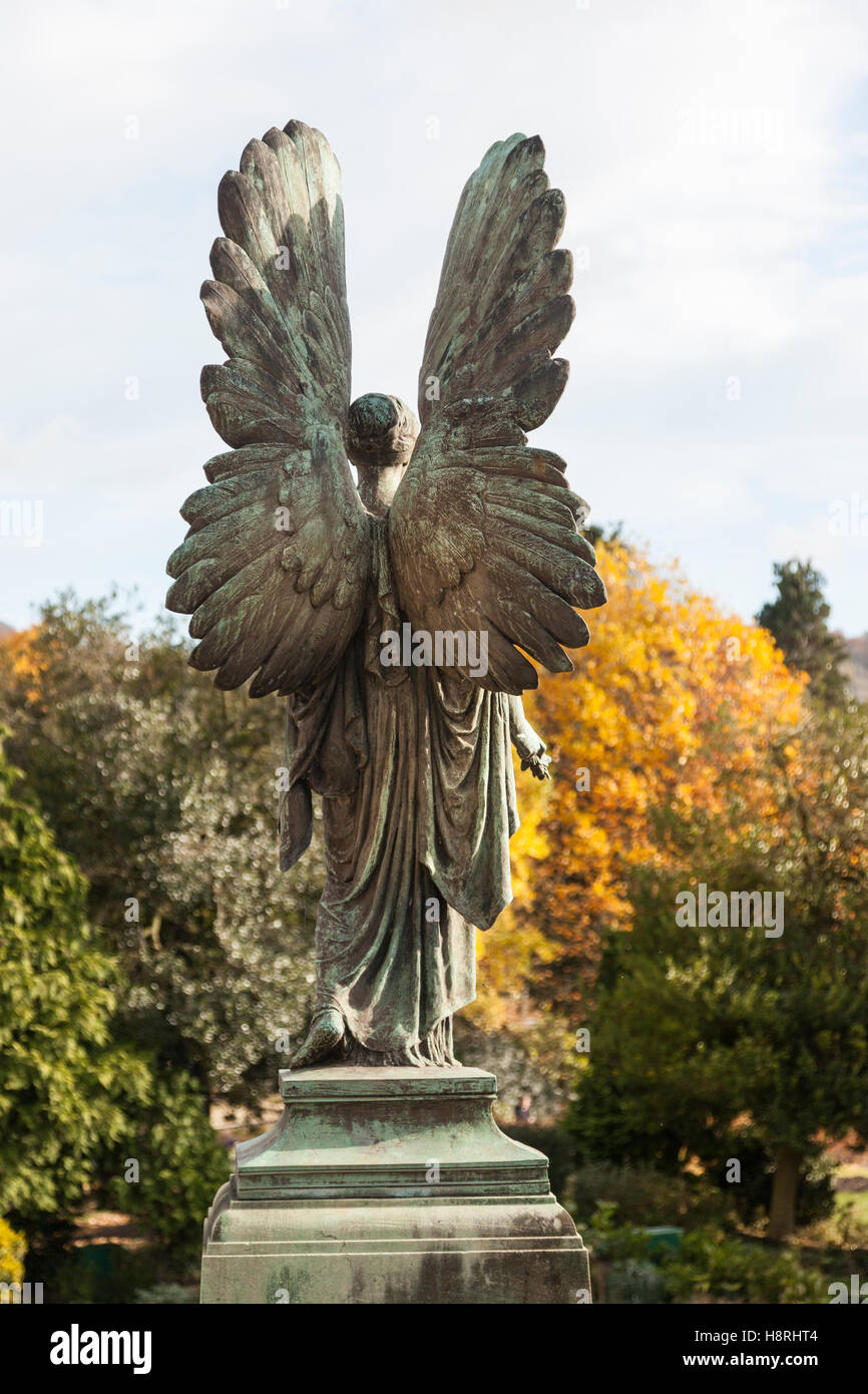 Statua di Angel of Peace vista da dietro, Parade Gardens, City of Bath, Somerset, Inghilterra, Regno Unito Foto Stock