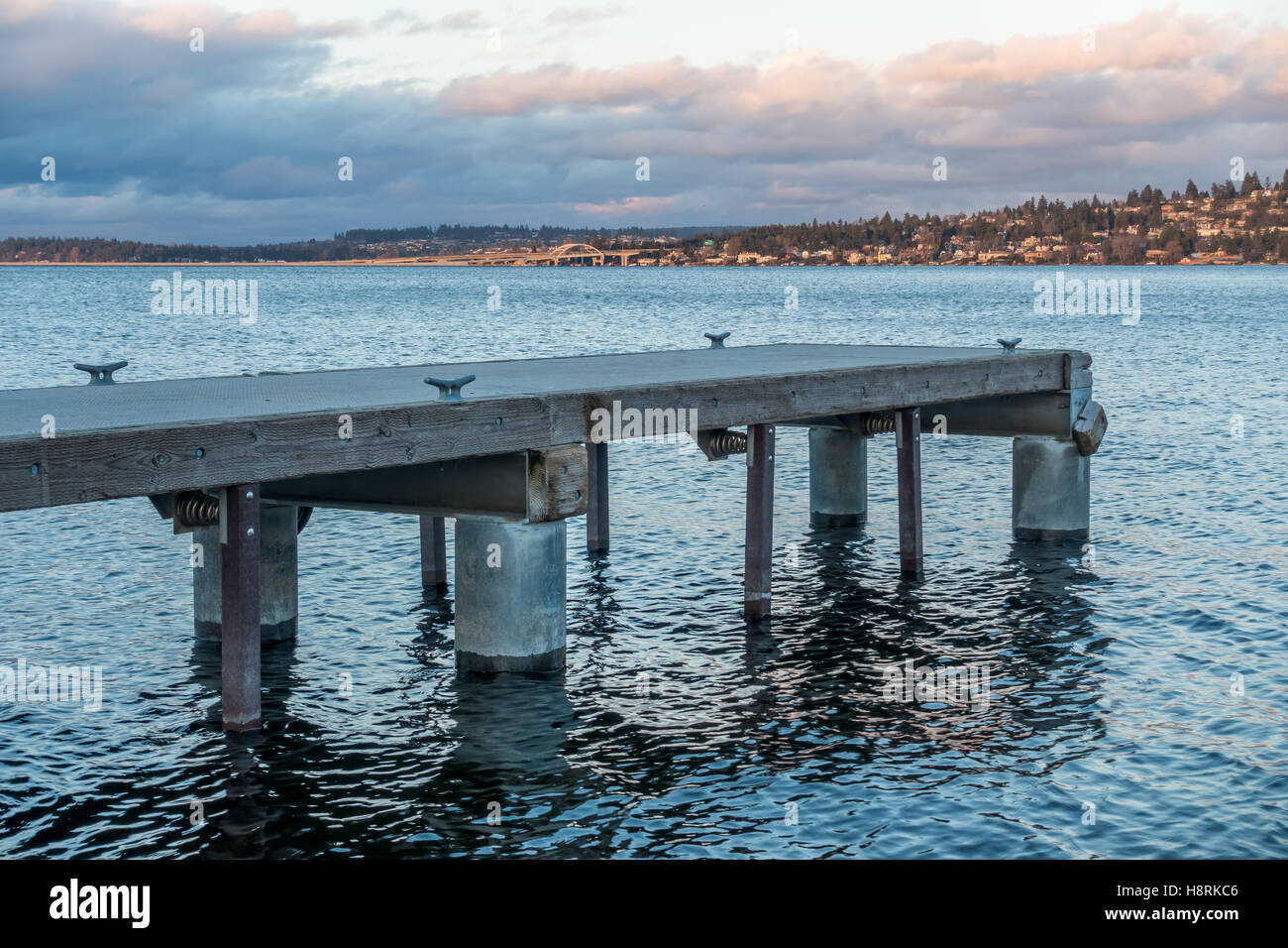 Una vista di piloni sul lago Washington vicino Seattle al crepuscolo. Foto Stock