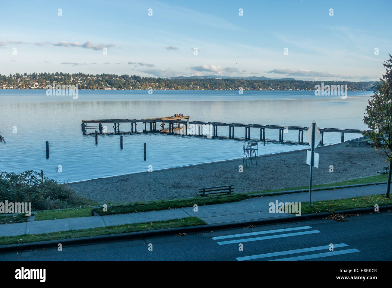 Un molo sorge sul lago Washington vicino Seattle. Foto Stock