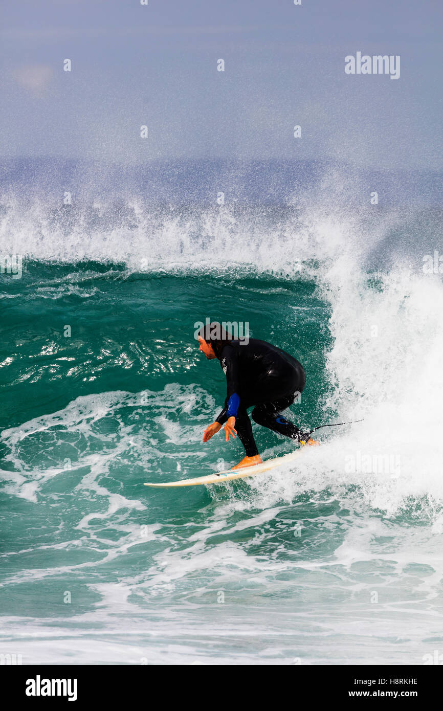 Sud Africa, Eastern Cape, Jeffery's Bay, surfer a onda Supertubes Foto Stock