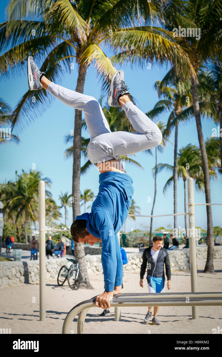 Miami Beach, Florida. L'uomo saldi di lavorare fuori fascio a South Beach Foto Stock
