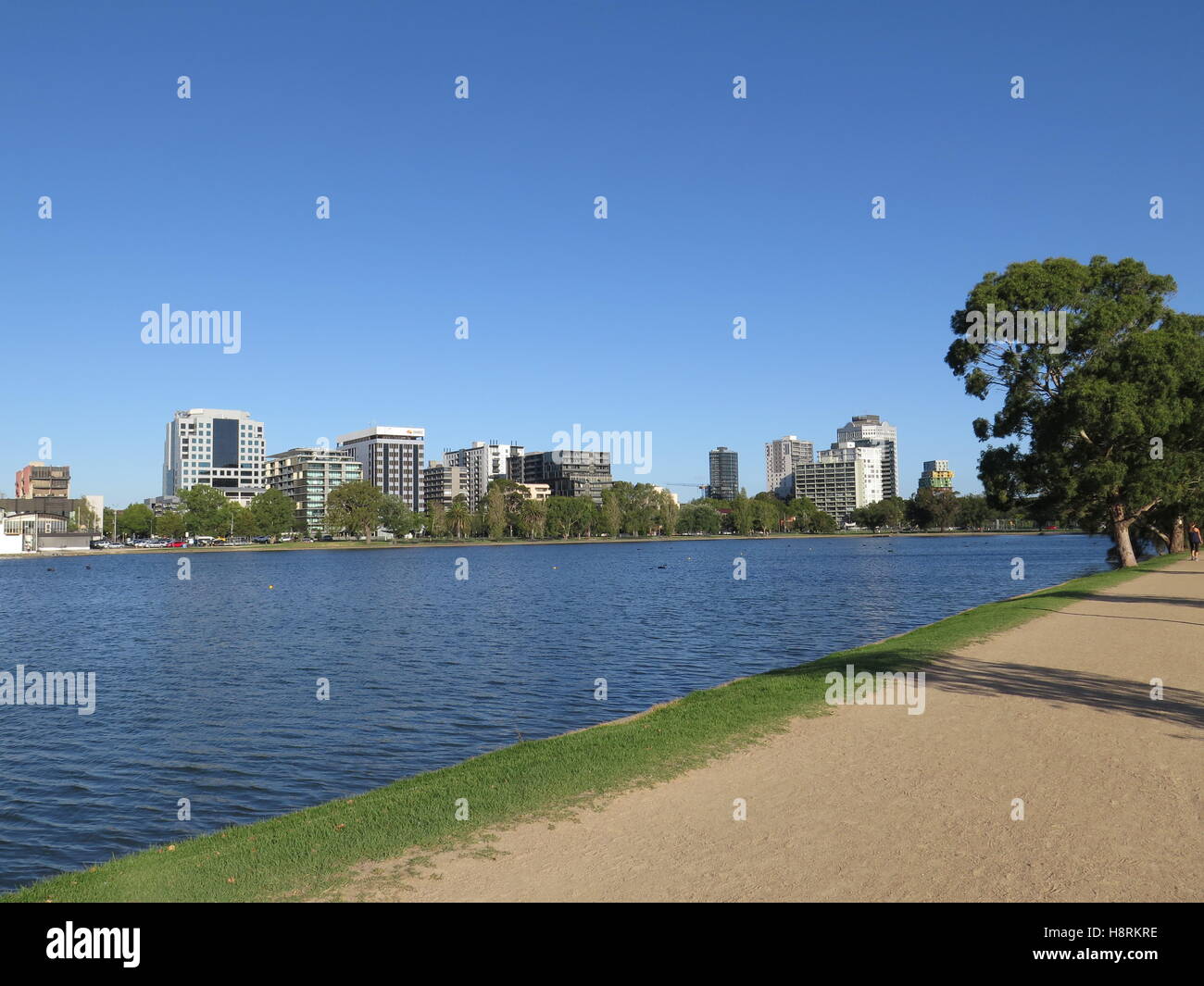 Vista di St Kilda nella città di Melbourne, Australia, guardando attraverso il lago in Albert Park. Foto Stock