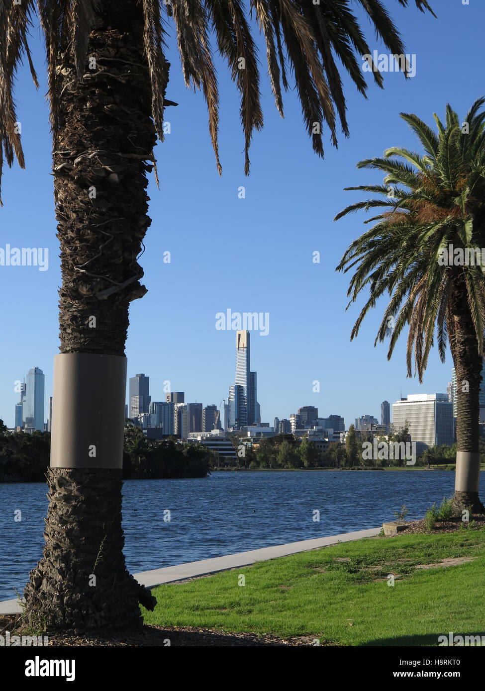 Vista della città di Melbourne, Australia, guardando attraverso il lago in Albert Park. Foto Stock