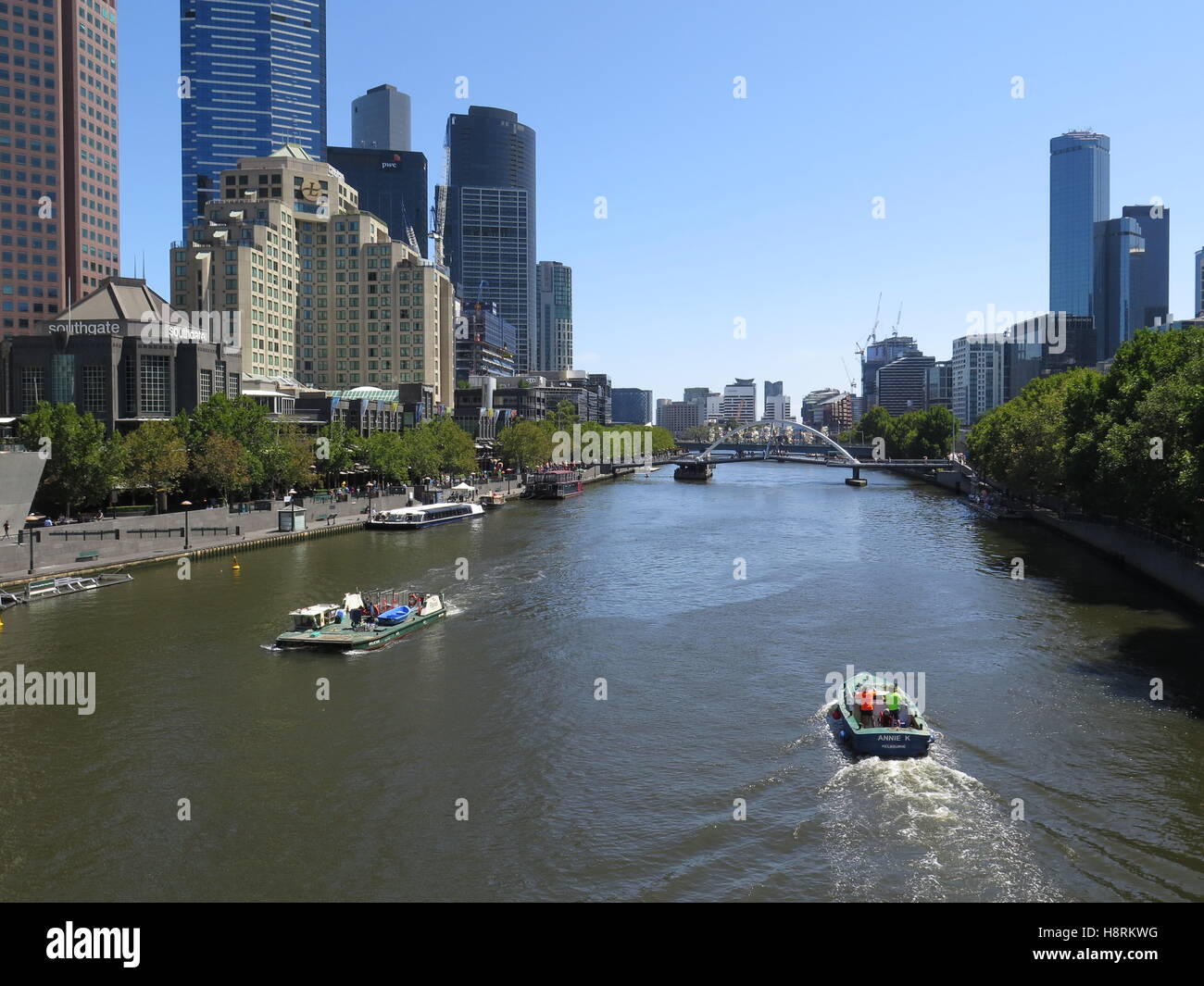 Città di Melbourne, visto da una barca sul fiume Yarra. Foto Stock