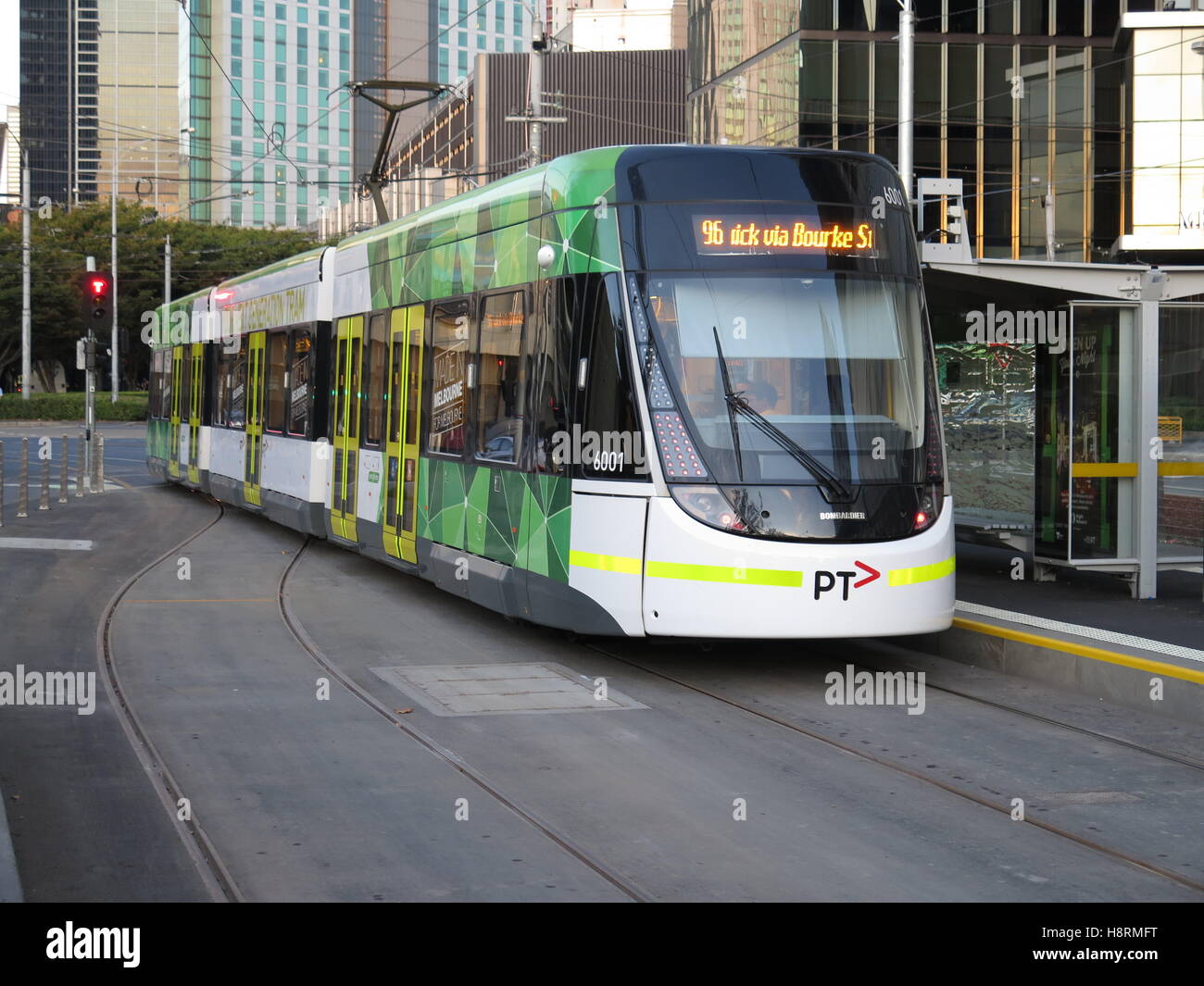 Vista interna della nuova classe e i tram a Melbourne, Australia Foto Stock