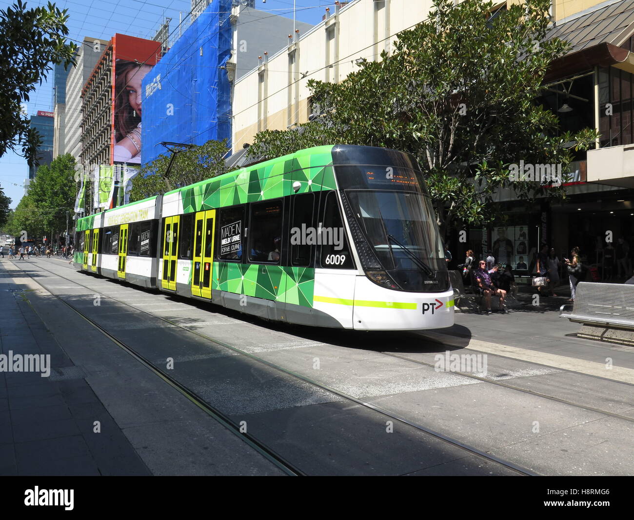Vista esterna della nuova classe e i tram a Melbourne, Australia Foto Stock