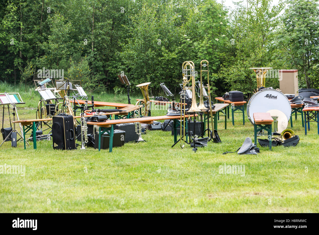 Strumenti musicali di un corpo musicale, in corrispondenza di un evento festivo, vari strumenti a fiato, note timpani, sulle panchine, banda su una pausa Foto Stock