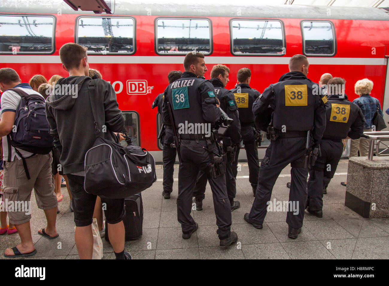 Cooperazione di polizia, poliziotti della polizia federale su una piattaforma della stazione principale di Colonia, Germania, Riot Police unit Foto Stock