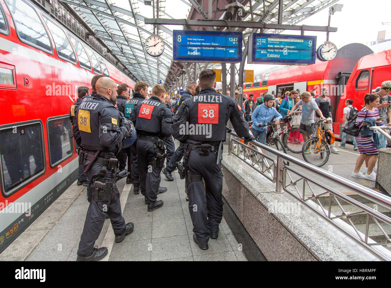 Cooperazione di polizia, poliziotti della polizia federale su una piattaforma della stazione principale di Colonia, Germania, Riot Police unit Foto Stock