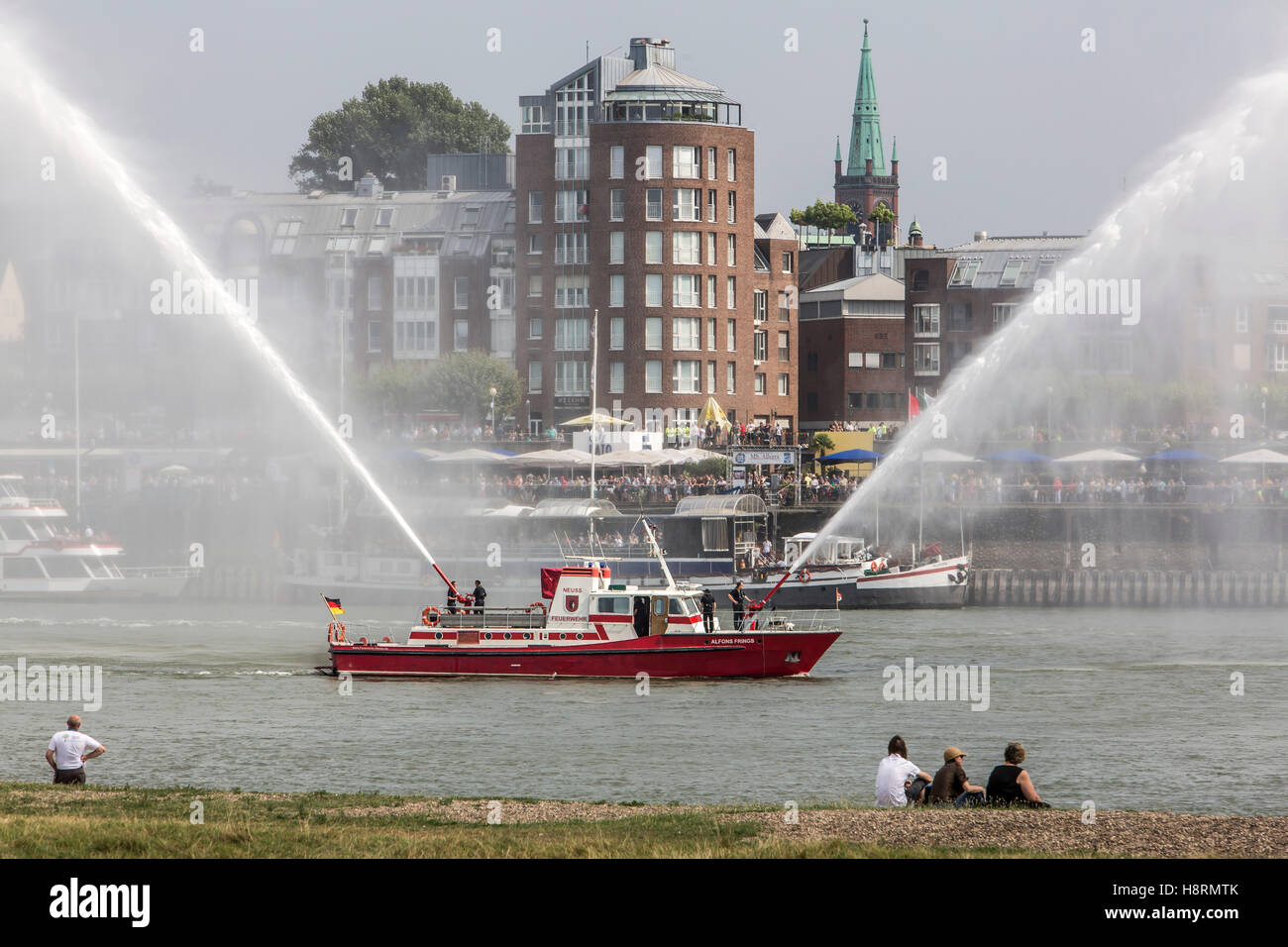 Presentazione pubblica del tedesco di protezione civile Unità, vigili del fuoco, la croce rossa, tecniche di disaster relief team, Düsseldorf, Foto Stock