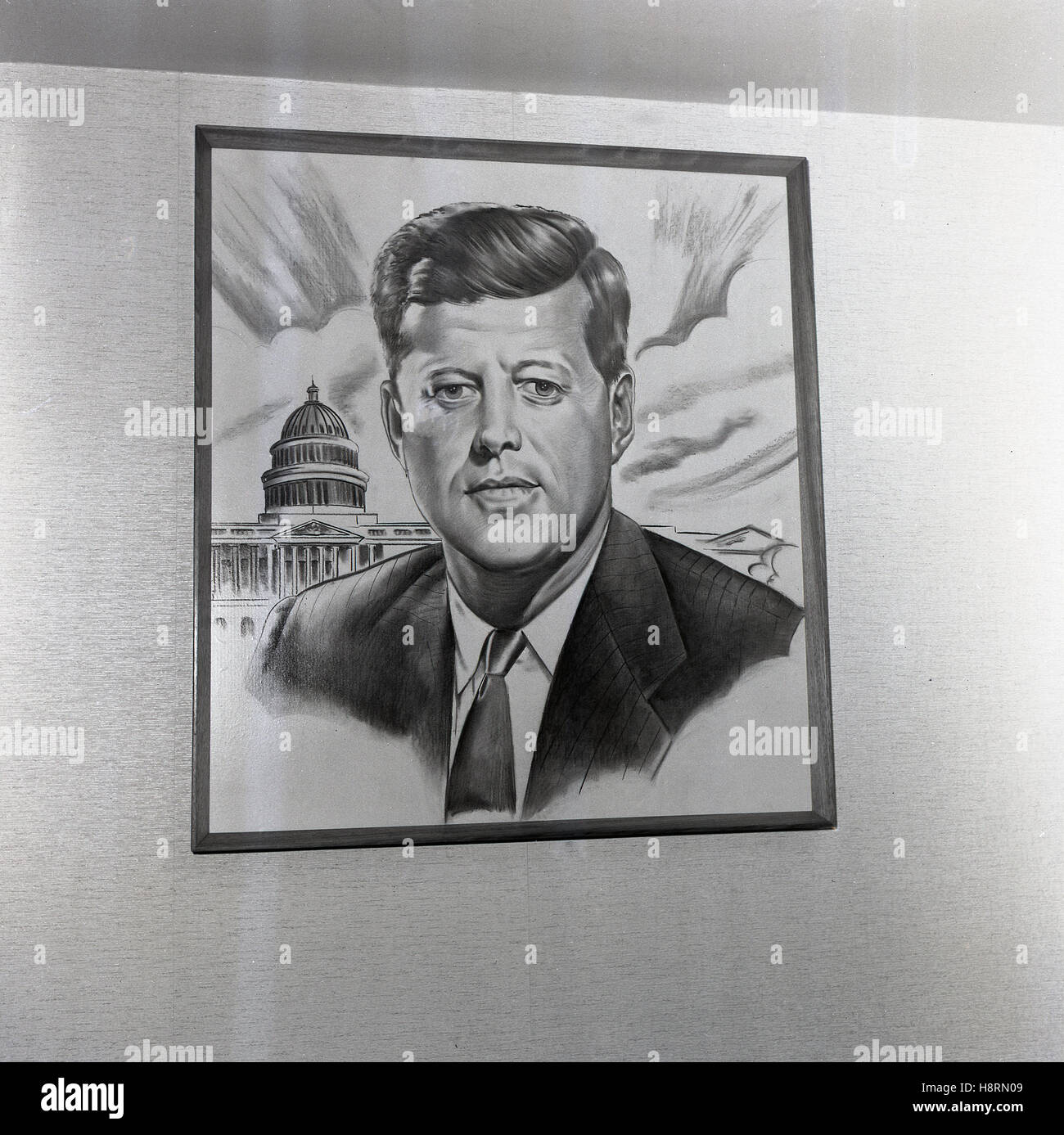 1965, storico, un disegno a matita del trentacinquesimo presidente americano John Fitzgerald Kennedy di fronte al Campidoglio, il luogo di incontro per il Congresso USA. Le opere sono state sulla parete di un pub Inglese chiamato dopo il presidente. Foto Stock