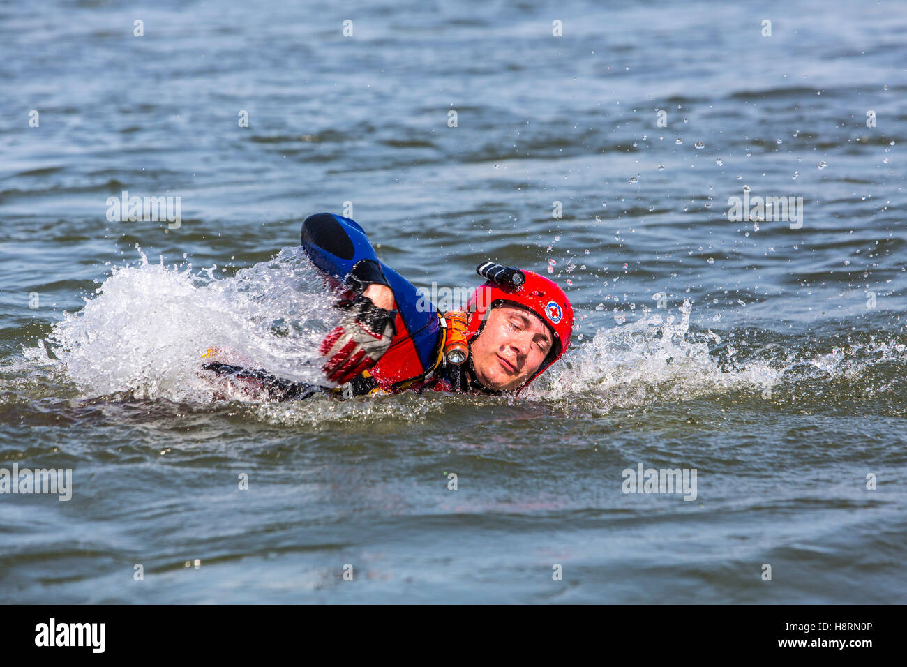 Pratica di acqua unità di soccorso sul Reno nei pressi di Düsseldorf, le imbarcazioni di salvataggio con galleggiante di salvataggio, acqua guard, Germania Foto Stock