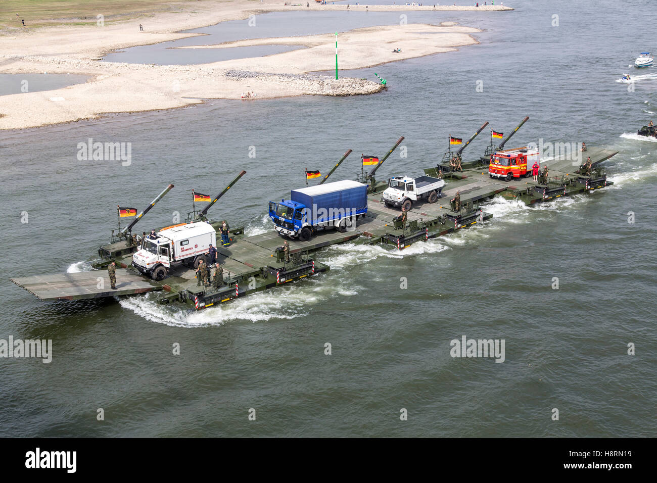 Presentazione pubblica delle forze armate tedesche, tedesco forze armate, a Düsseldorf, Germania, traghetto sul fiume, ingegneri, Foto Stock