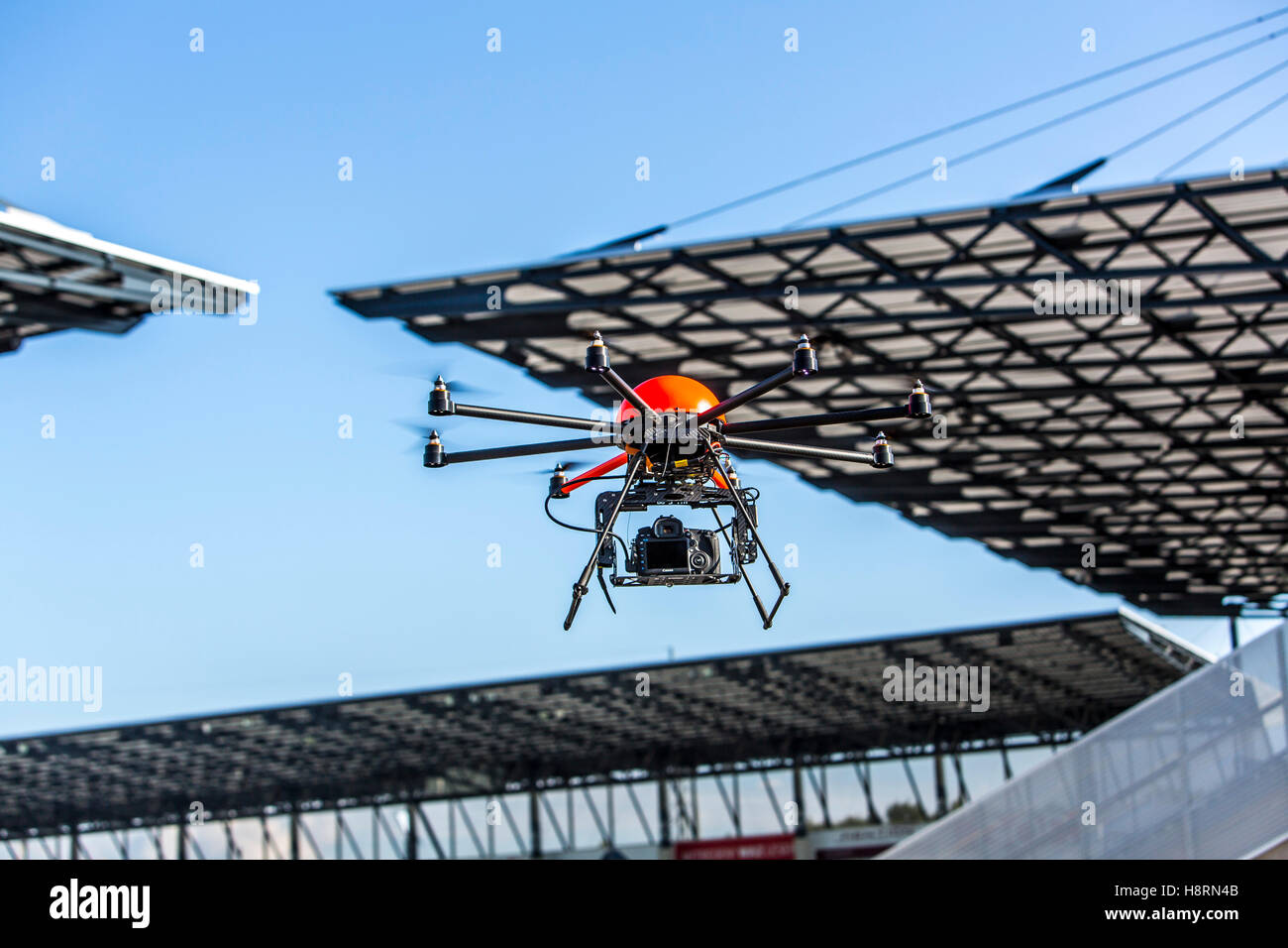 Drone, multi copter, octocopter, con un sistema a fotocamera, professional drone per fotografia areale, riprese, Foto Stock