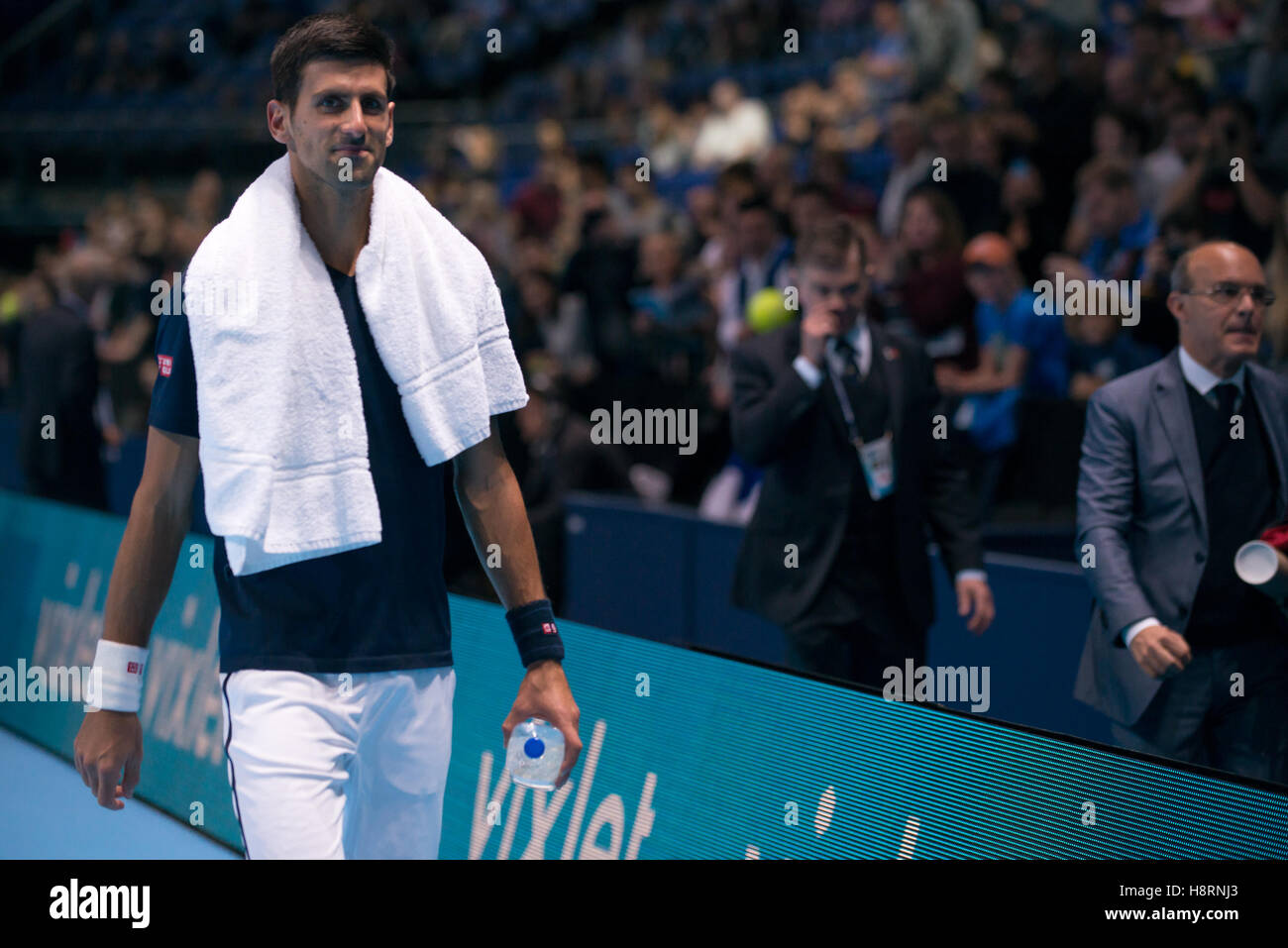 Londra, Regno Unito. Xv Nov, 2016. Novak Djokovic pratica con Boris Becker durante una pratica gioco. Novak Djokovic è un serbo giocatore di tennis professionista. Egli è considerato uno dei più grandi giocatori di tennis di tutti i tempi. Credito: Alberto Pezzali/Pacific Press/Alamy Live News Foto Stock