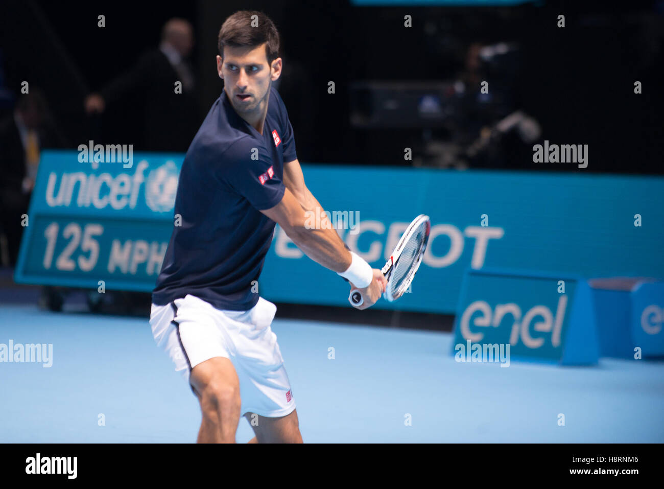 Londra, Regno Unito. Xv Nov, 2016. Novak Djokovic pratica con Boris Becker durante una pratica gioco. Novak Djokovic è un serbo giocatore di tennis professionista. Egli è considerato uno dei più grandi giocatori di tennis di tutti i tempi. Credito: Alberto Pezzali/Pacific Press/Alamy Live News Foto Stock