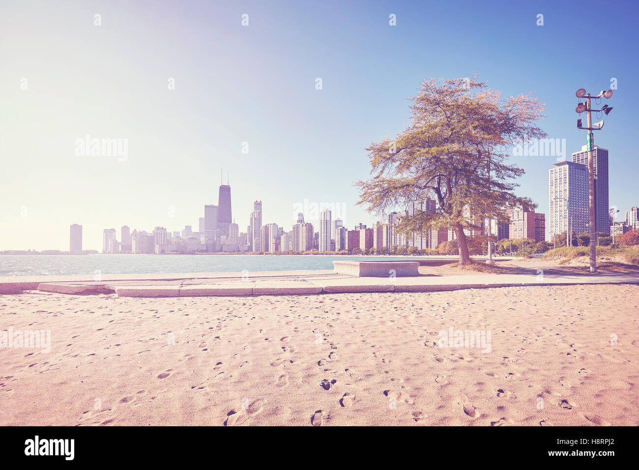 Vintage stilizzata Chicago skyline della città visto dal Lago Michigan beach, Stati Uniti d'America. Foto Stock