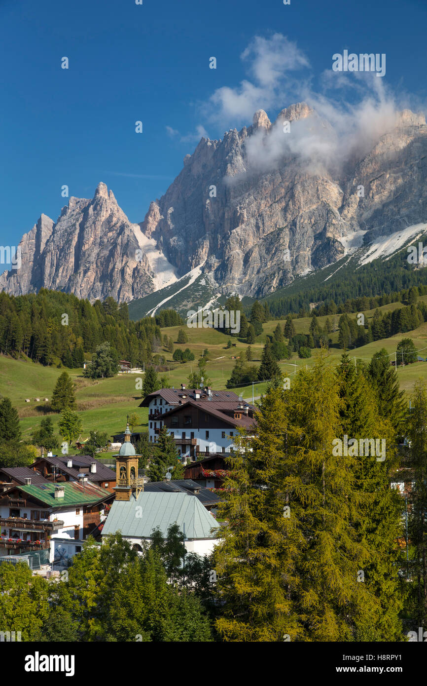 Chiesa di Santa Giuliana, Monte Cristallo e le montagne dolomitiche vicino a Cortina d'Ampezzo, Belluno, Italia Foto Stock