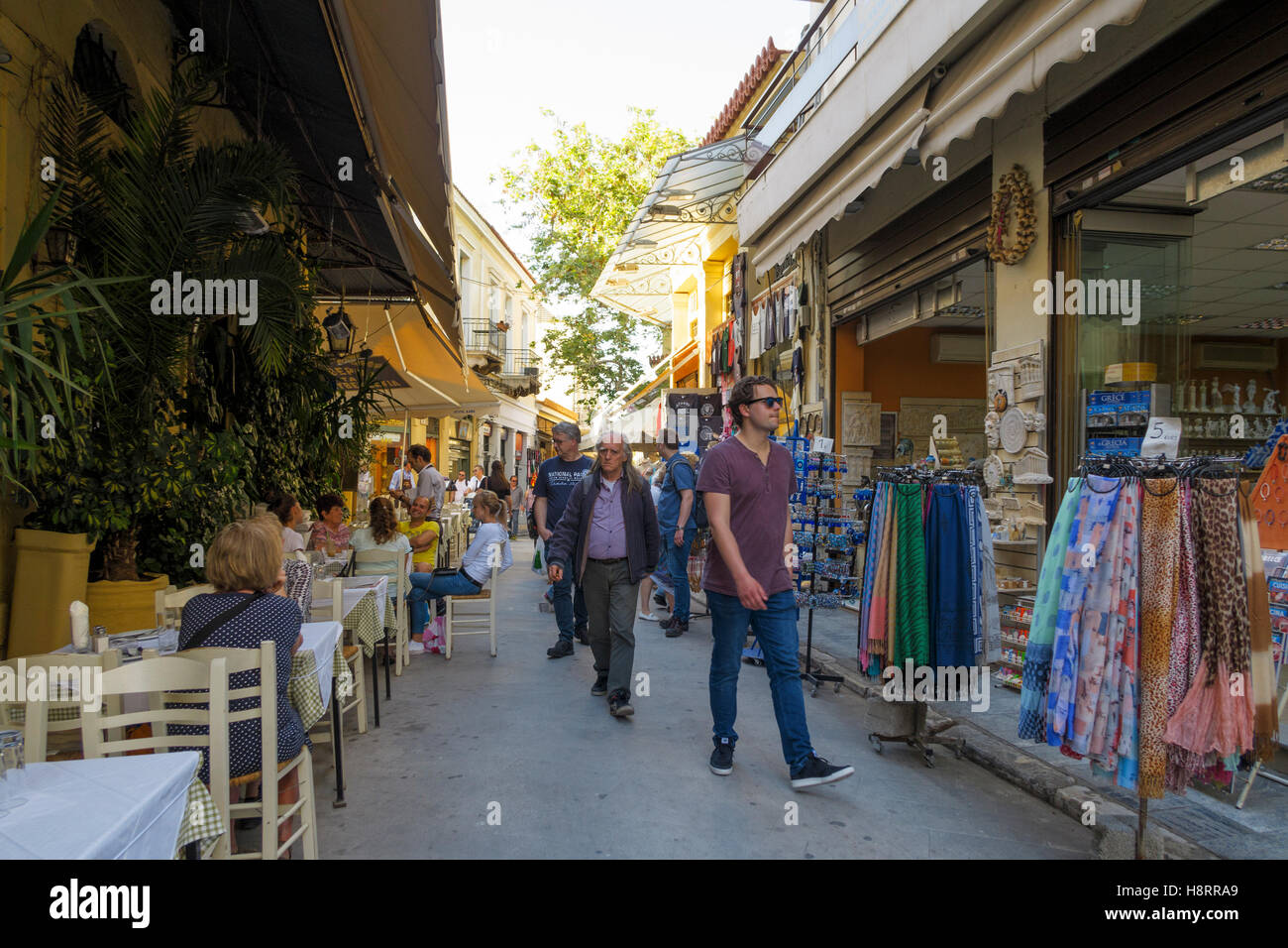 Street nel centro storico quartiere di Plaka, Atene, Grecia Foto Stock