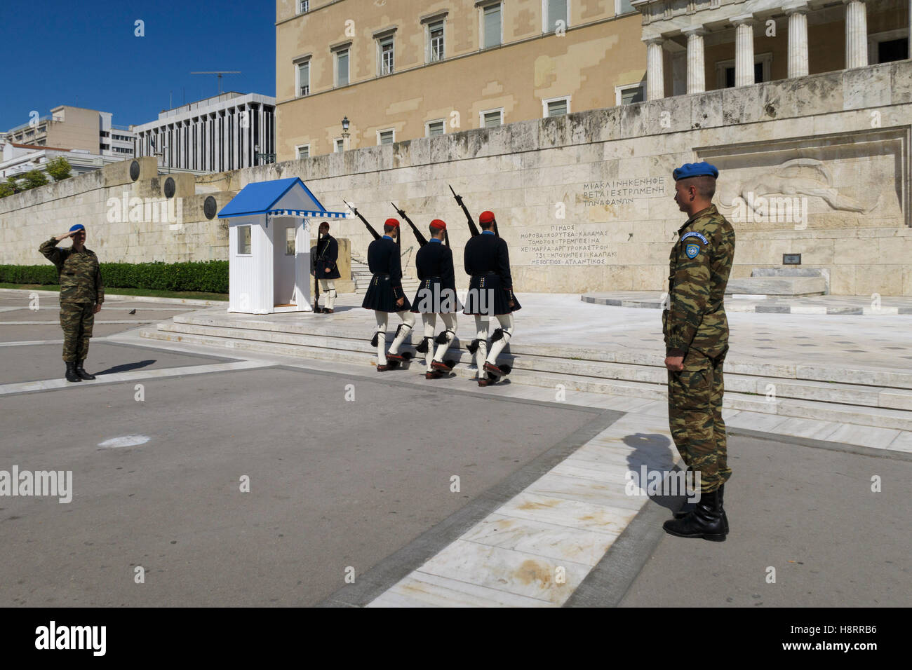 Cambio della Guardia cerimonia di fronte al parlamento greco a Atene, Grecia Foto Stock