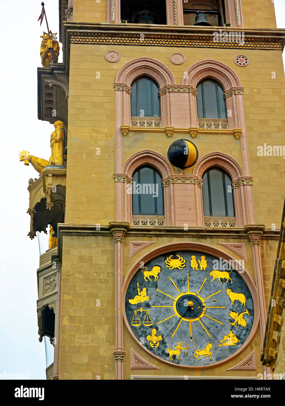 La cattedrale di Messina astrologia orologio e torre campanaria Foto Stock