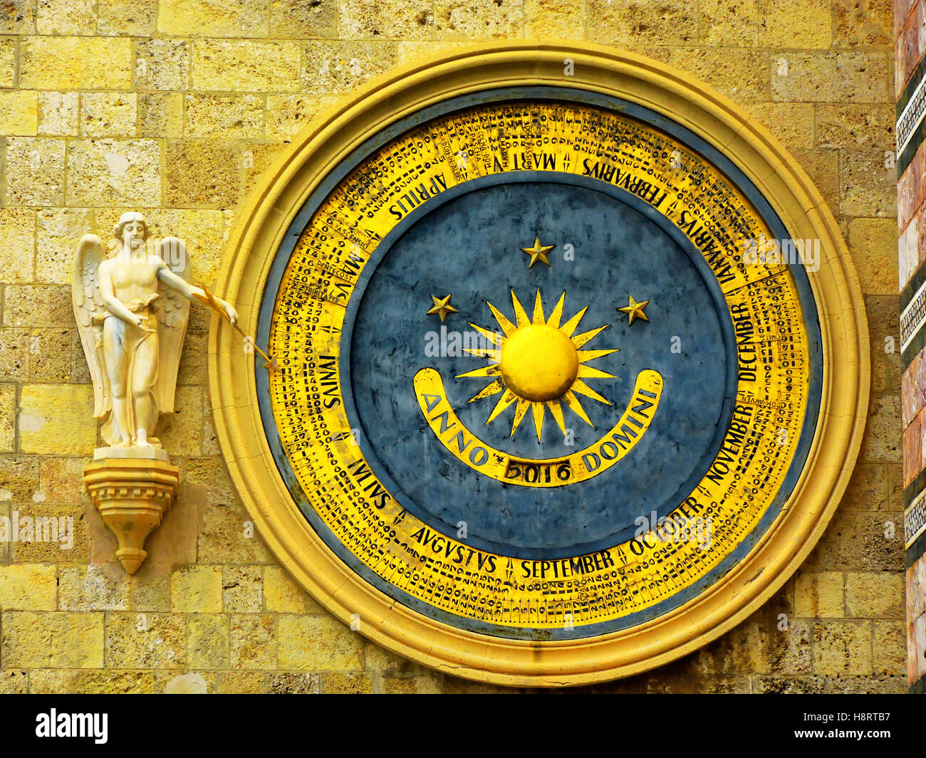 La cattedrale di Messina orologio calendario e angelo alato Foto Stock