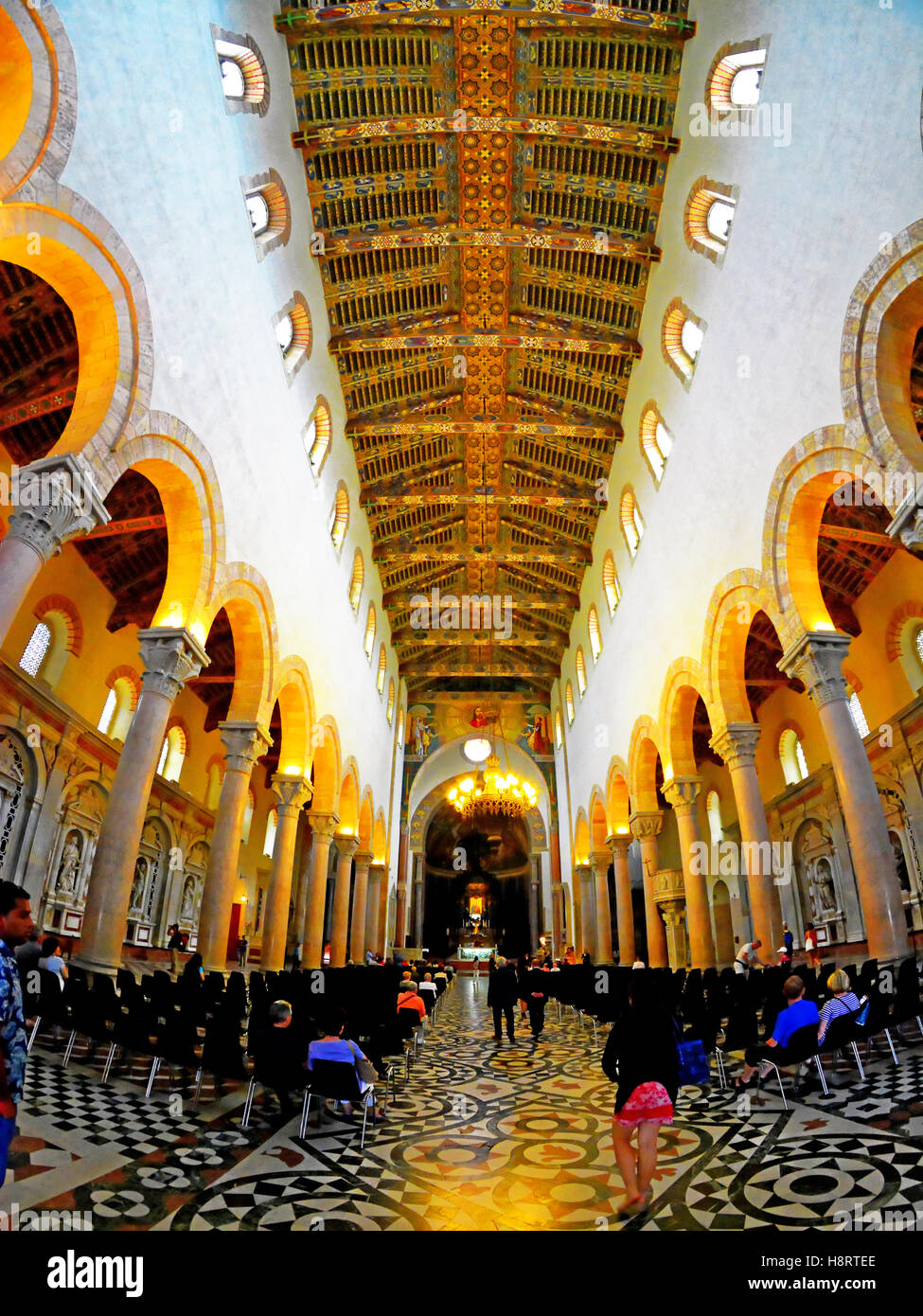La cattedrale di Messina altare e tetto dettaglio pilastri Foto Stock