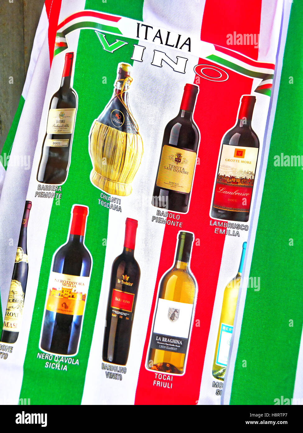 Messina Italia bandiera con bottiglie di vino Chianti Barbera Barolo Lambrusco Bardolino Tocai Nero d'Avola Foto Stock