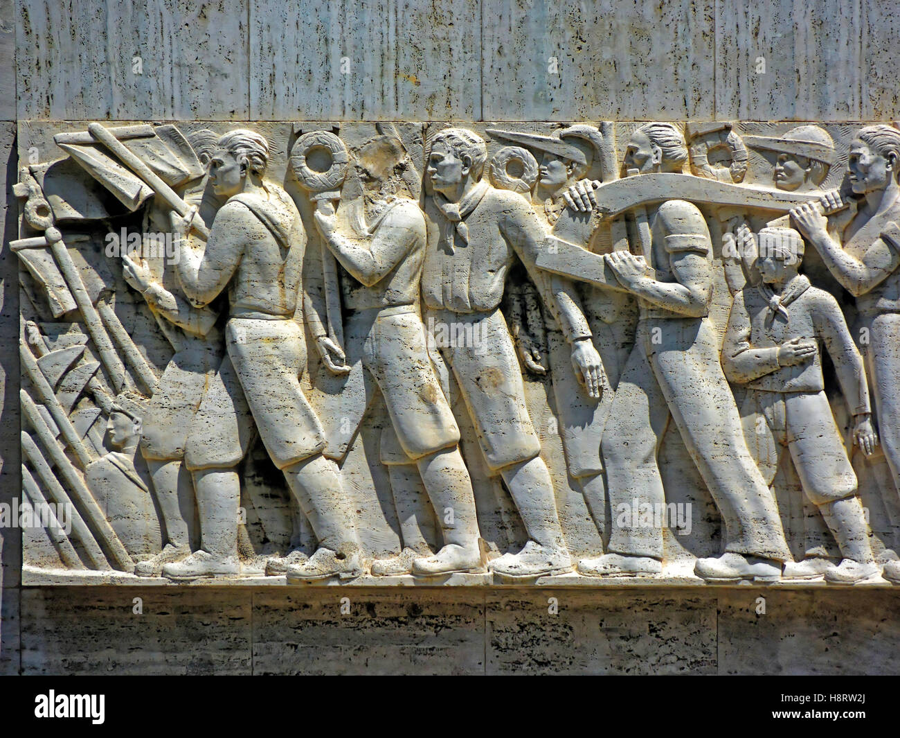 Messina lavoratori scultura a parete accanto al dock Foto Stock