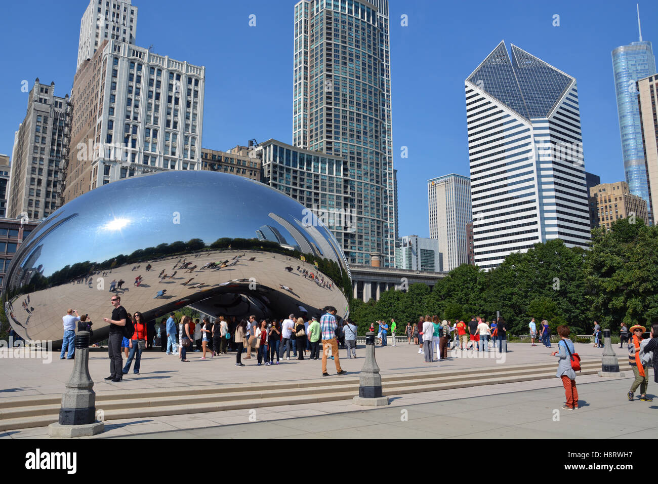 Lo skyline di Chicago regala il Cloud Gate, o "The Bean" nel Millennium Park, Chicago. Il Bean è l'attrazione più iconica di Chicago Foto Stock