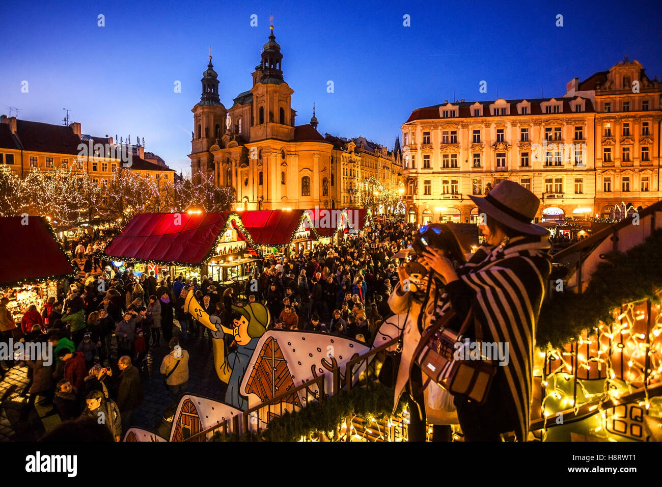 Mercatino di Natale di Praga, turisti, Piazza della città Vecchia, Chiesa di San Nicola, folle di Praga, Atmosfera natalizia Repubblica Ceca ora blu di Praga Foto Stock