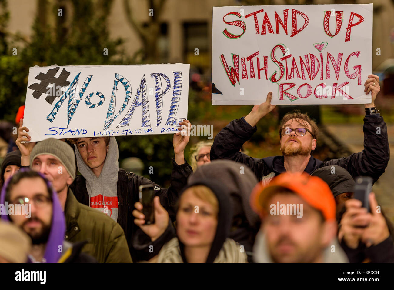 New York, Stati Uniti. Xv Nov, 2016. Due mila persone prendere per le strade di New York in solidarietà con Standing Rock Water protettori protestando U.S. Esercito di ingegneri per approvare il Dakota Pipeline di accesso e spettri Scopo della pipeline, 39 persone sono state arrestate in un atto di pacifica disobbedienza civile, affrontare l'Esercito mediante la testimonianza per le strade fino a quando non viene rimosso dalla polizia. Credito: Erik McGregor/Pacific Press/Alamy Live News Foto Stock