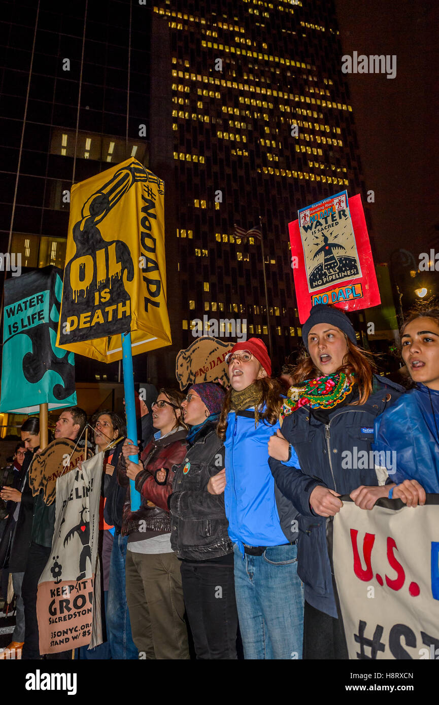 New York, Stati Uniti. Xv Nov, 2016. Due mila persone prendere per le strade di New York in solidarietà con Standing Rock Water protettori protestando U.S. Esercito di ingegneri per approvare il Dakota Pipeline di accesso e spettri Scopo della pipeline, 39 persone sono state arrestate in un atto di pacifica disobbedienza civile, affrontare l'Esercito mediante la testimonianza per le strade fino a quando non viene rimosso dalla polizia. Credito: Erik McGregor/Pacific Press/Alamy Live News Foto Stock