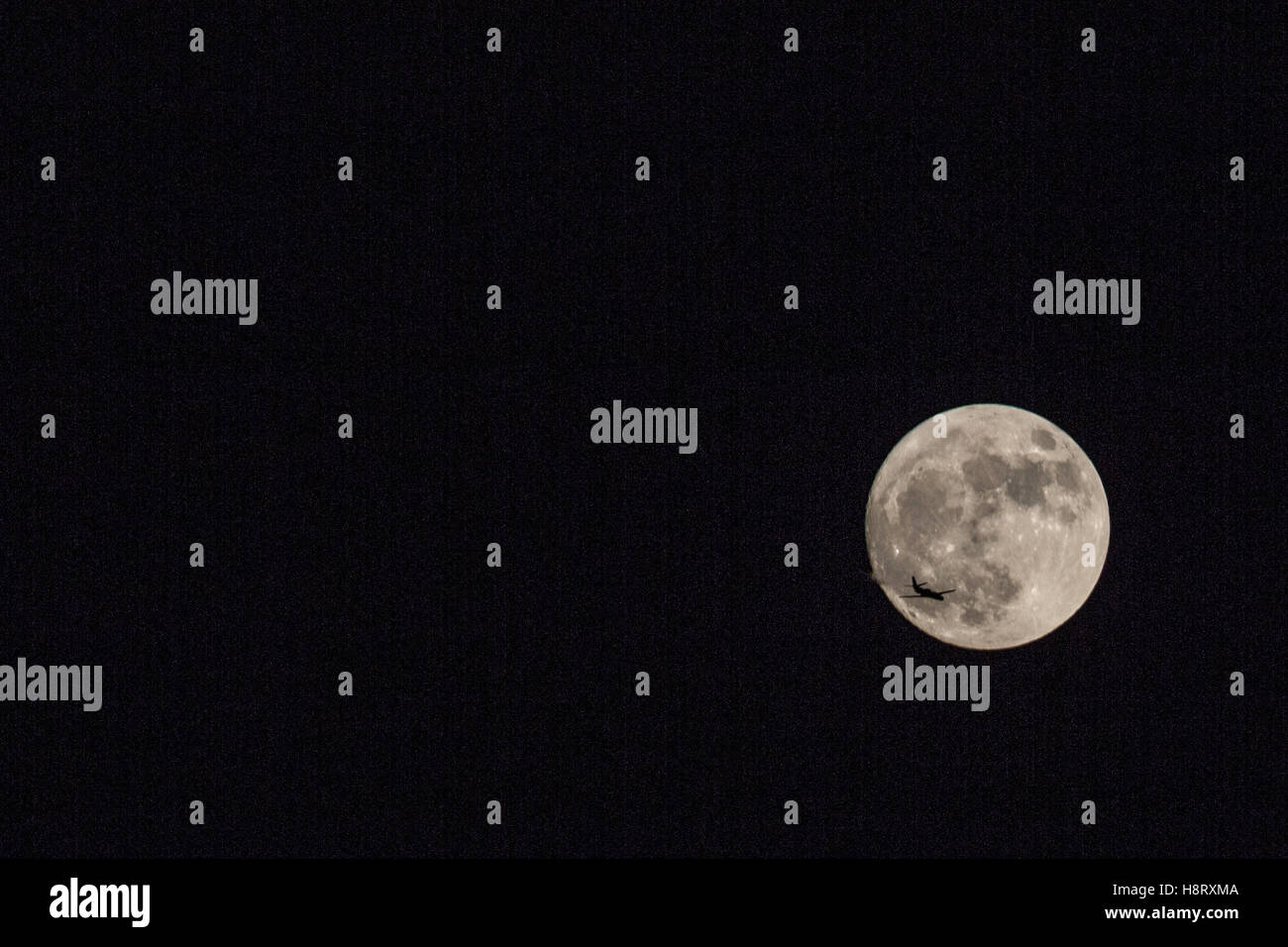 Luna e jet Foto Stock