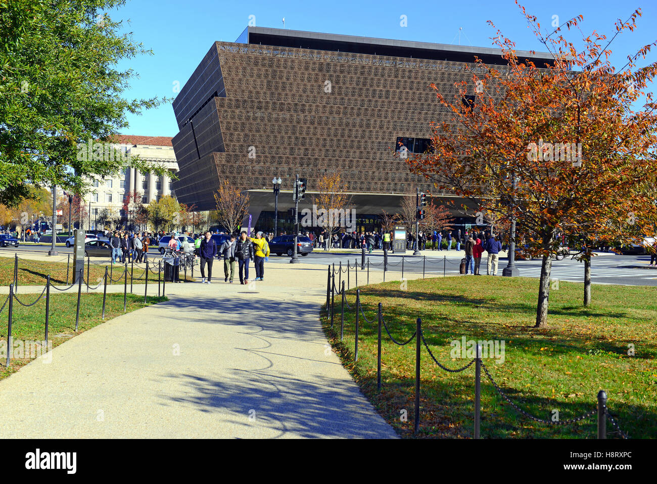 Una folla di persone al di fuori del Museo Nazionale di African American History in Washington DC, Stati Uniti d'America Foto Stock