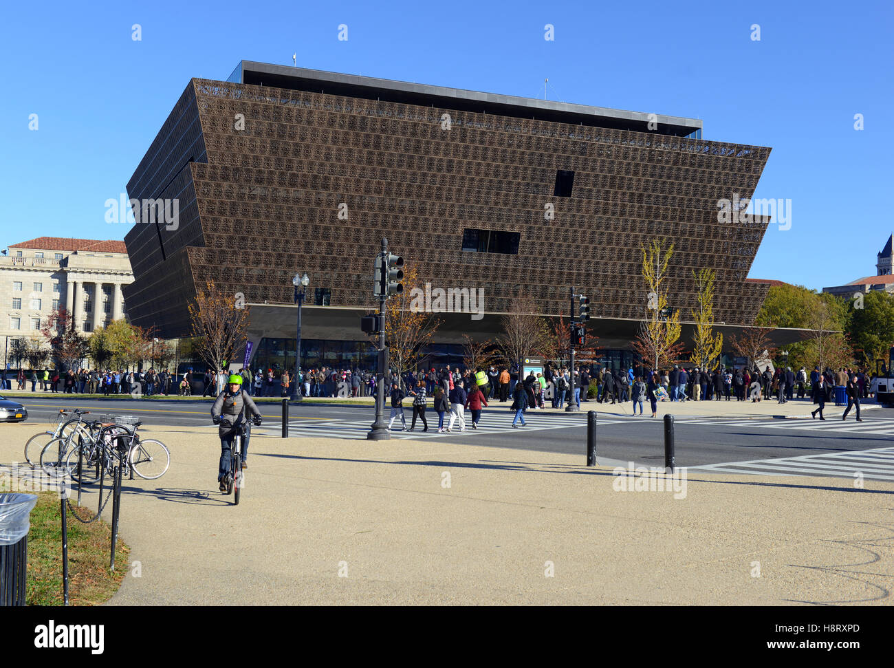 Una folla di persone al di fuori del Museo Nazionale di African American History in Washington DC, Stati Uniti d'America Foto Stock