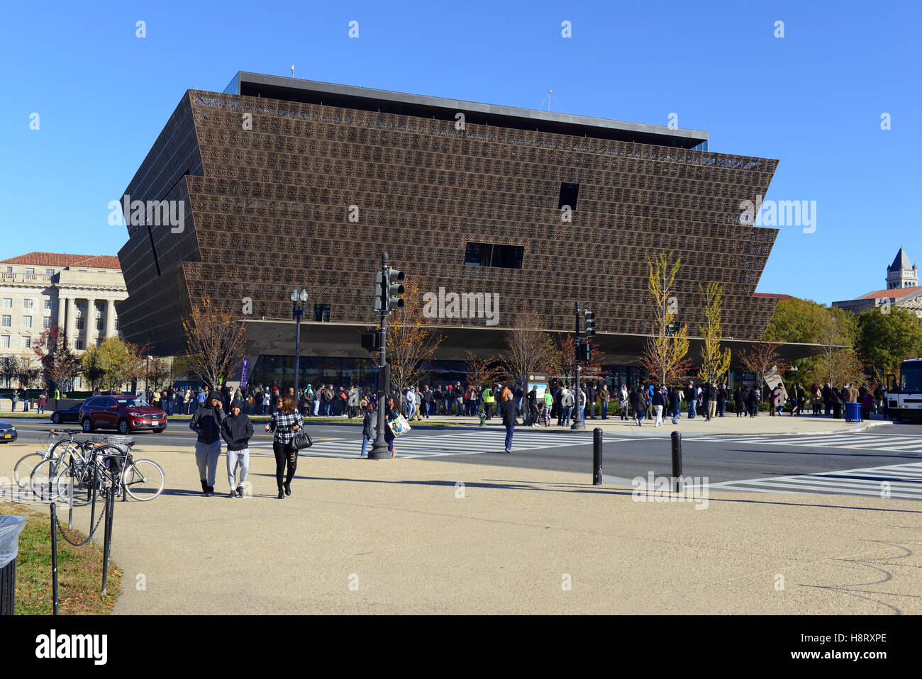 Una folla di persone al di fuori del Museo Nazionale di African American History in Washington DC, Stati Uniti d'America Foto Stock
