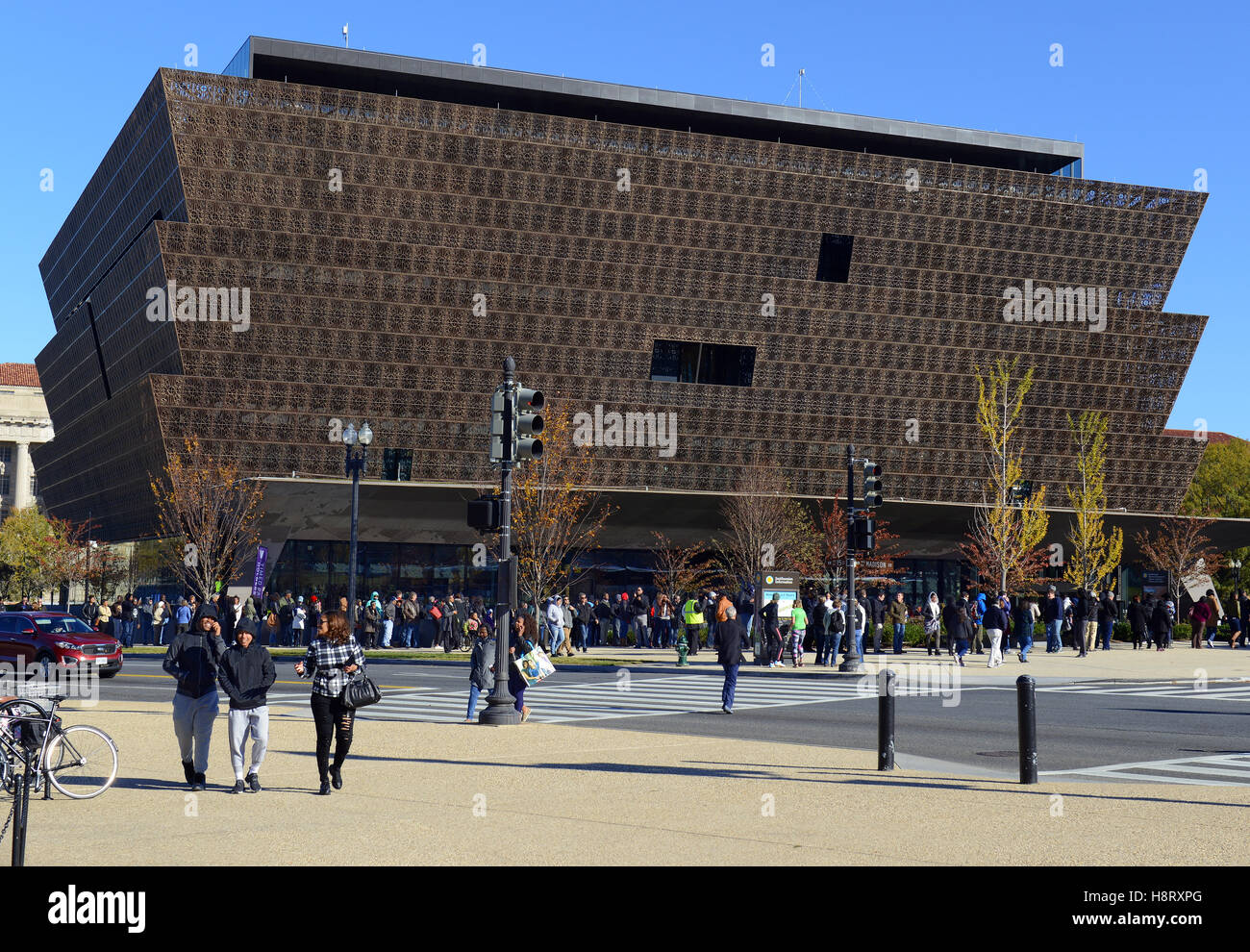 Una folla di persone al di fuori del Museo Nazionale di African American History in Washington DC, Stati Uniti d'America Foto Stock