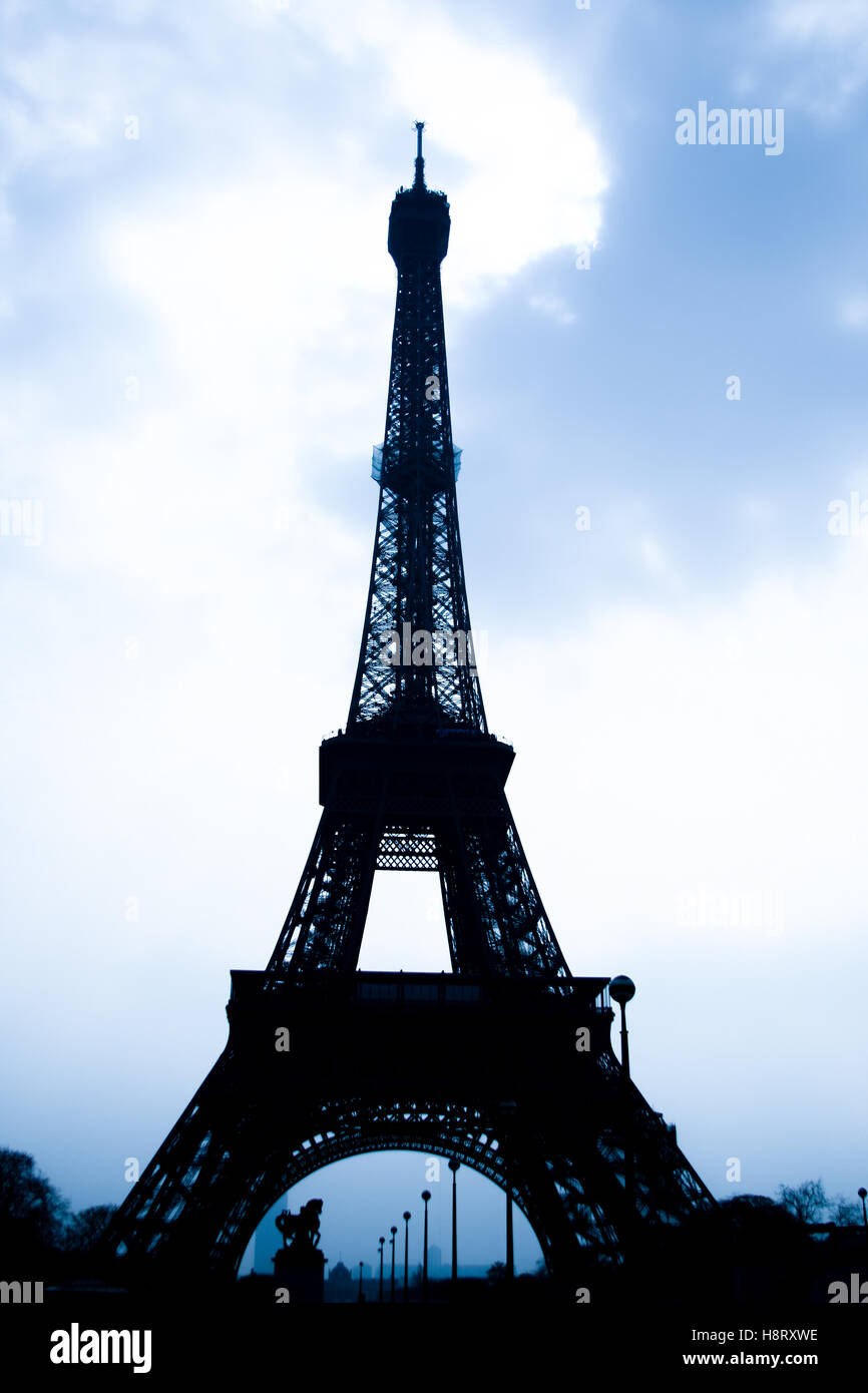La torre Eiffel di Francia shot in silhouette e la seppia. Foto Stock