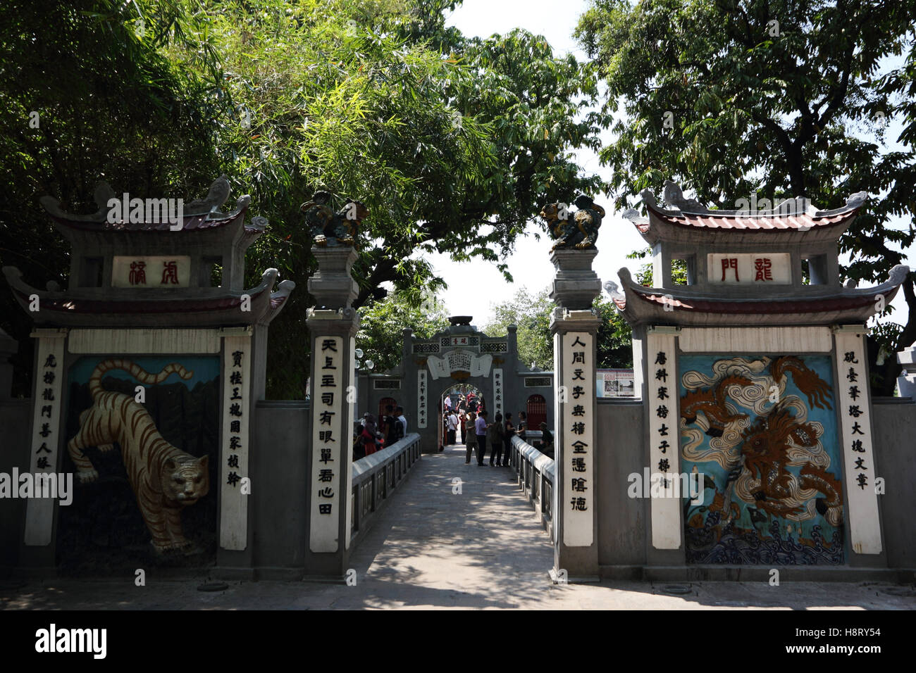 La porta interna per il tempio della montagna di Giada - Den Ngoc Son (Vietnamita) nel lago Hoan Kiem Hanoi. Foto Stock