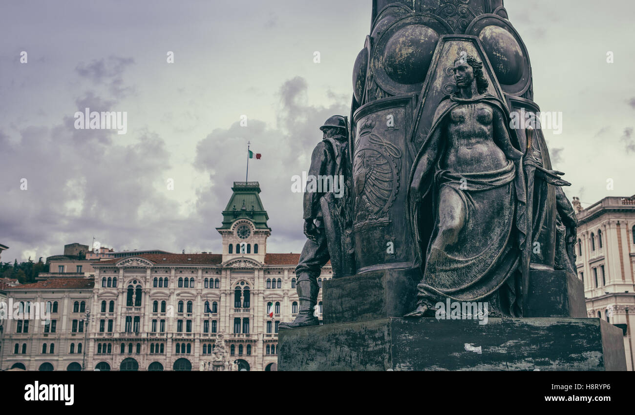 Il monumento in bronzo di soldati della Prima Guerra Mondiale a Trieste nell'Unità Italiana piazza, in stile vintage Foto Stock