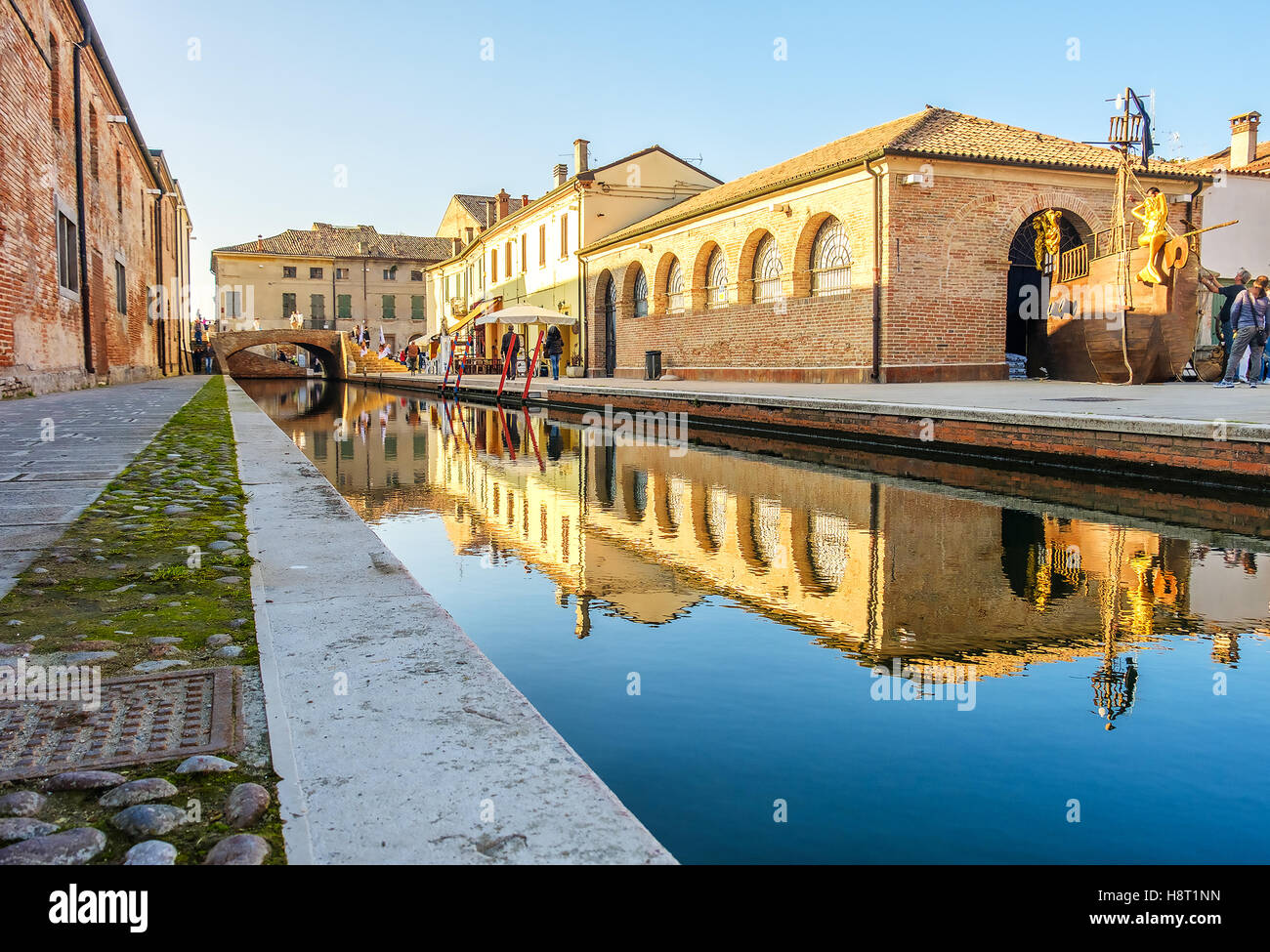 Riflettono la costruzione di canal Comacchio Ferrara Emilia Romagna piccola Venezia Italia Foto Stock