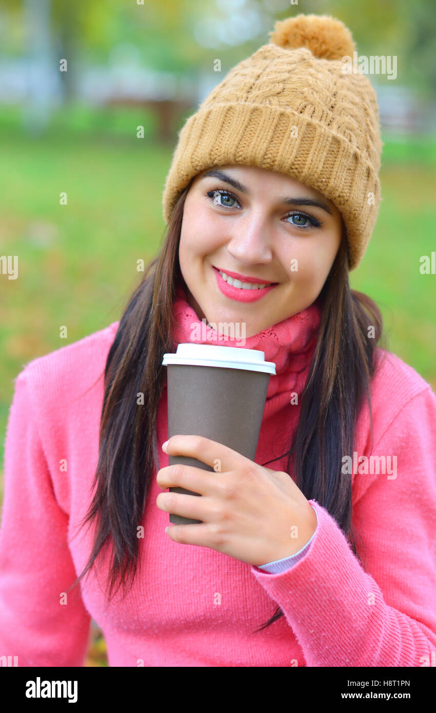 Donna in autunno all aperto con tazza di caffè Foto Stock