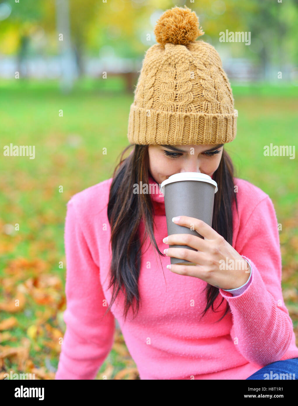 Donna in autunno all aperto con tazza di caffè Foto Stock