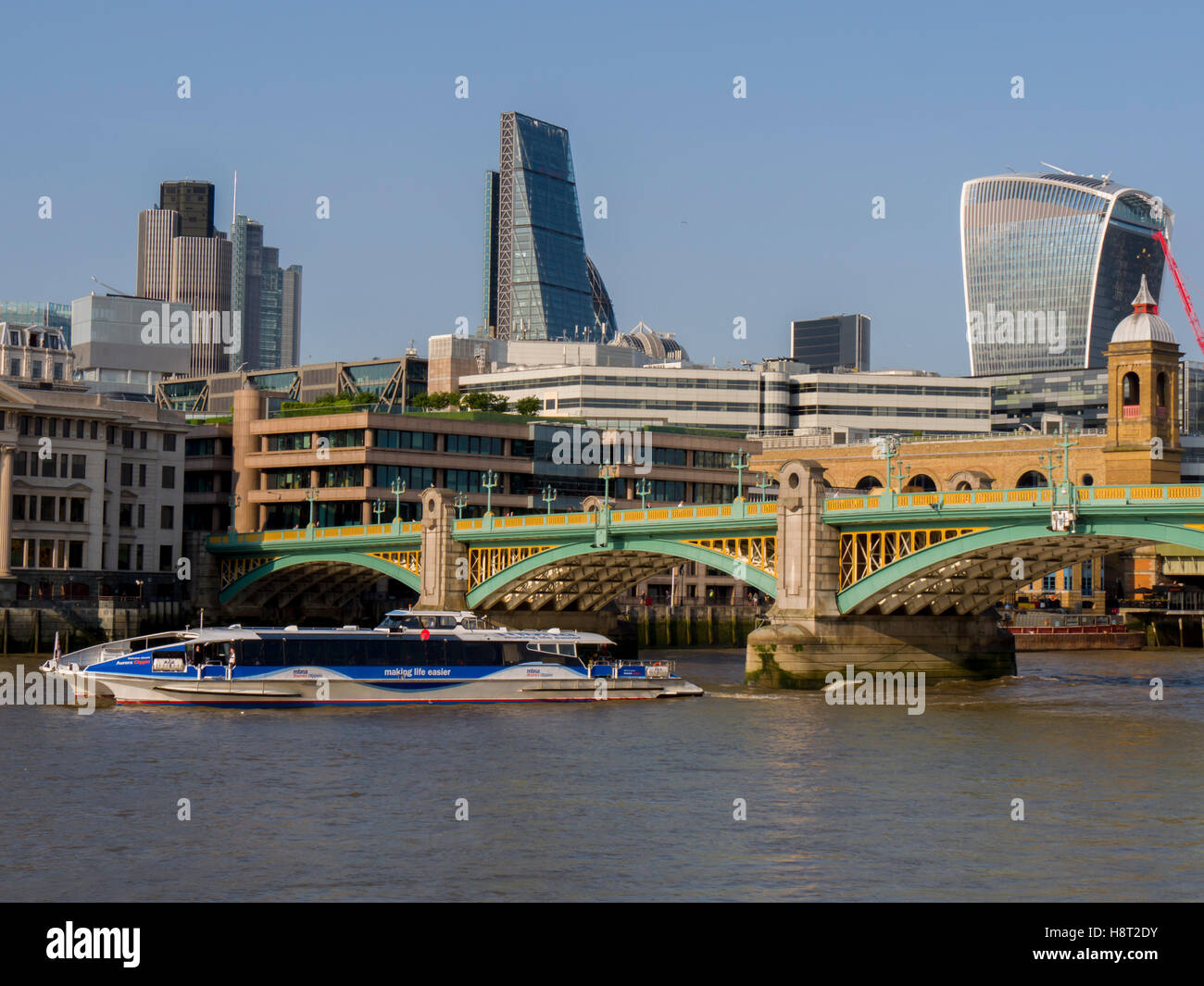 Europa, Regno Unito, Inghilterra, Londra, skyline della città Southwark Bridge Foto Stock